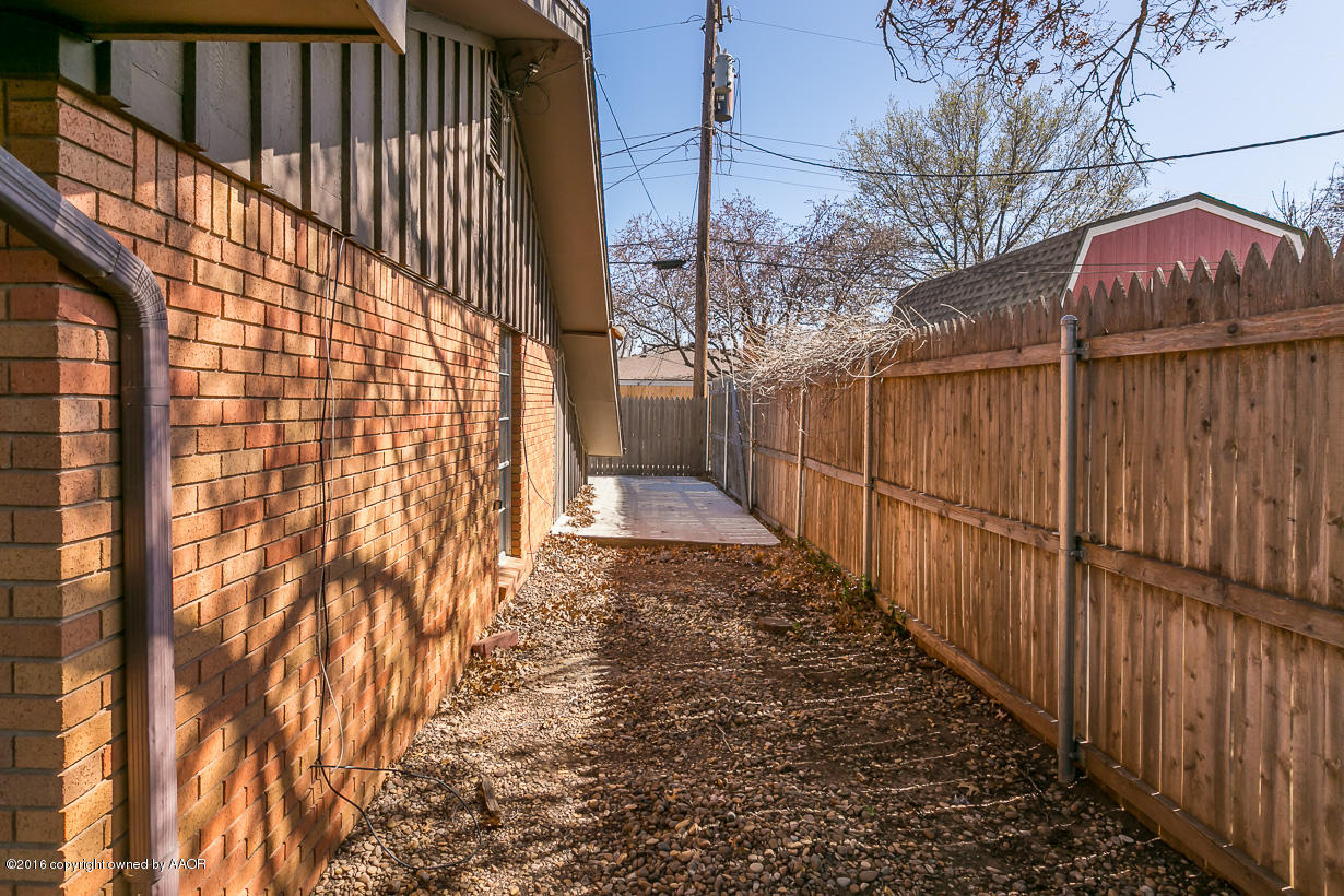 6107 Elmhurst Road Amarillo, TX 79106 - Photo 28 of 32 a view of a pathway with a backyard