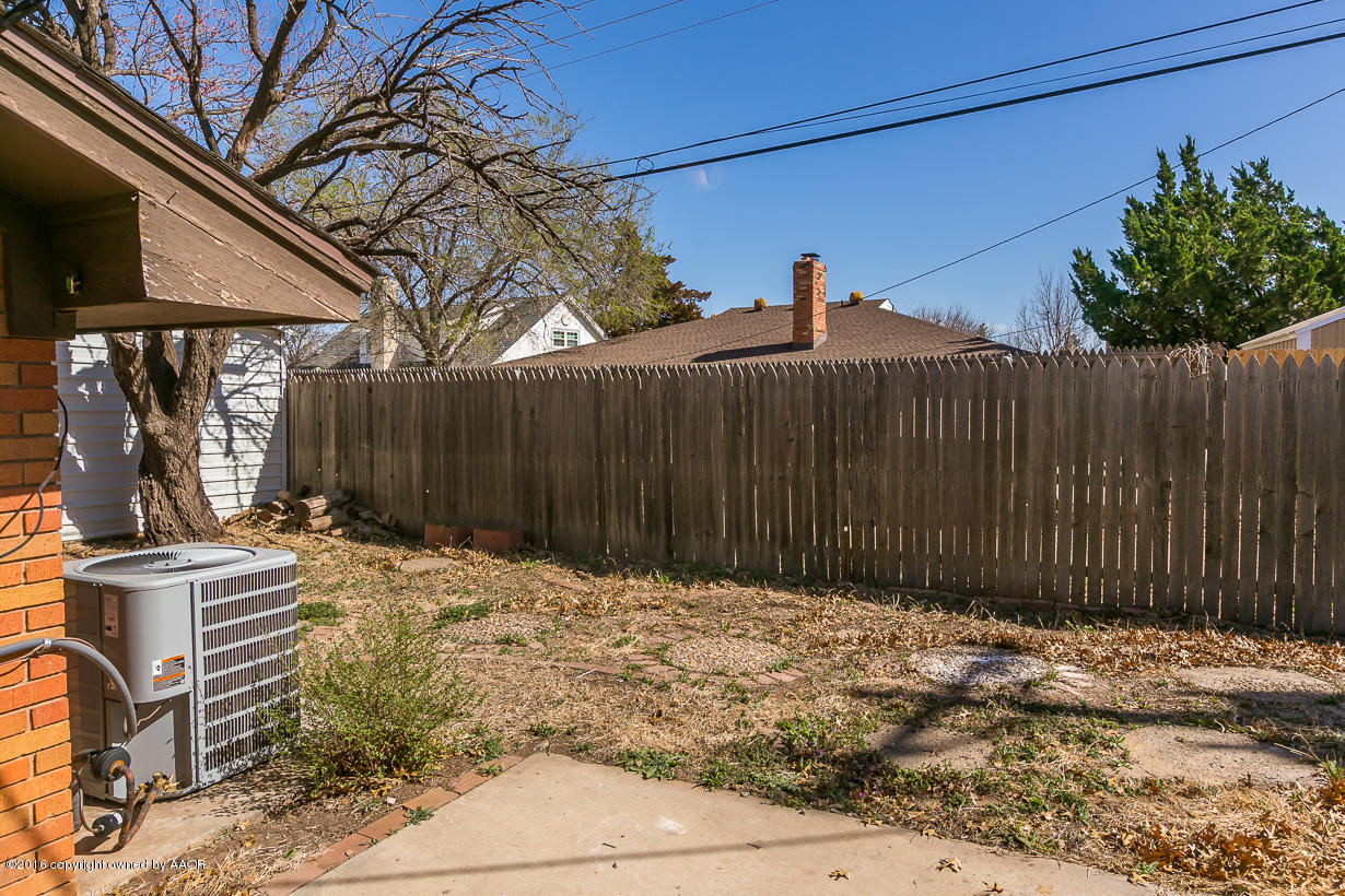 6107 Elmhurst Road Amarillo, TX 79106 - Photo 32 of 32 a backyard of a house