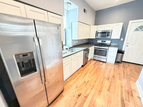 $2,295 | 113 South Paulina Street, Unit 3, Chicago, IL 60612
