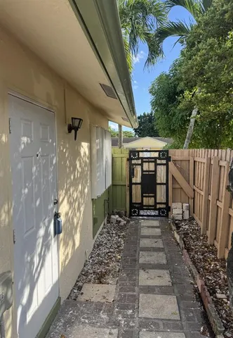 a view of entryway with a yard