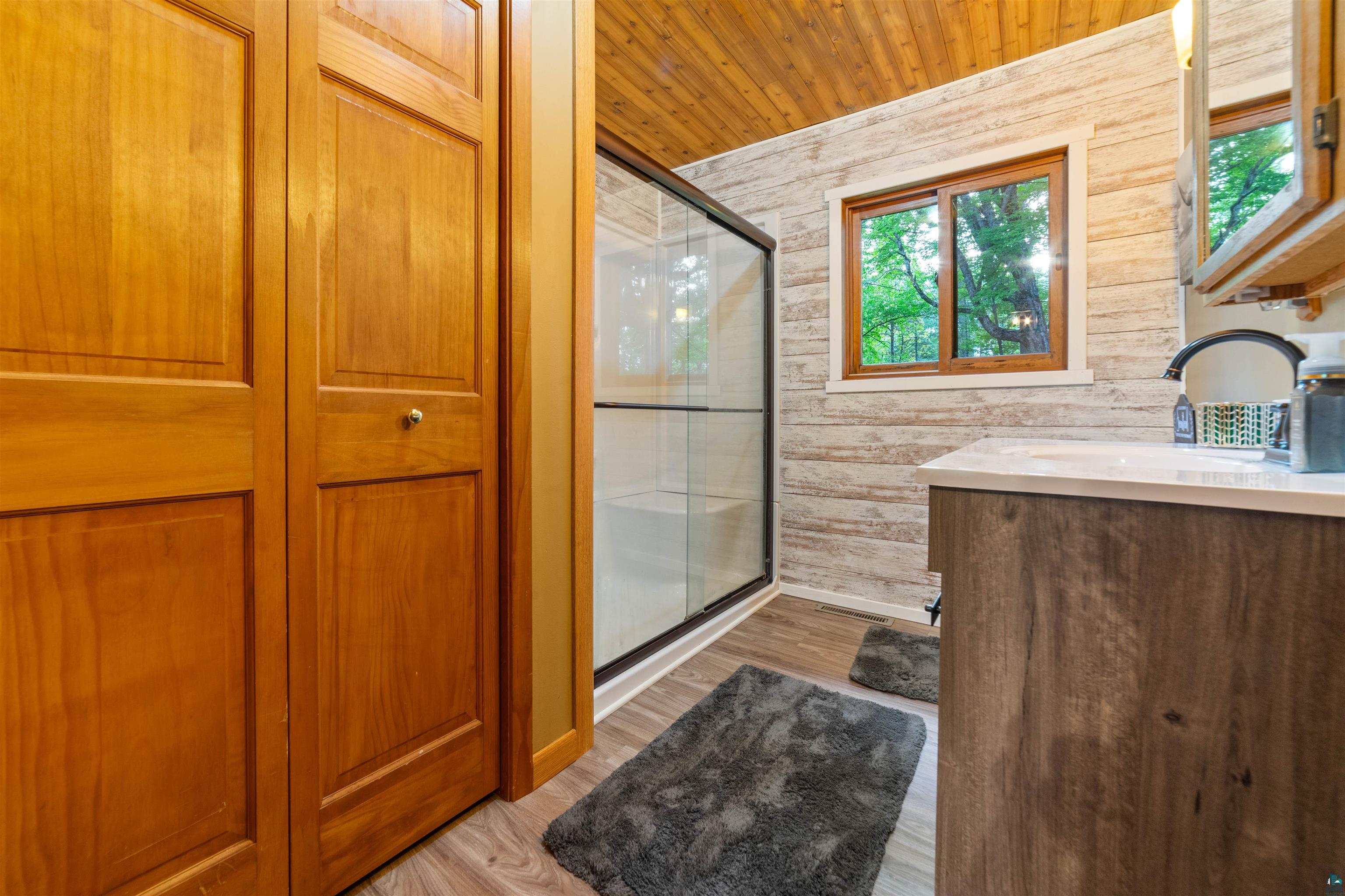 6451 Rice Lake Road Duluth, MN 55803 - Photo 10 of 31 Main floor bathroom