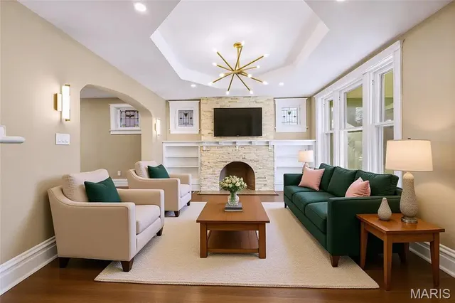 $949,999 | 5849 De Giverville Avenue, St. Louis, MO 63112