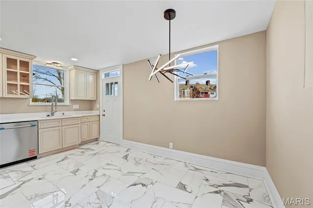 $949,999 | 5849 De Giverville Avenue, St. Louis, MO 63112