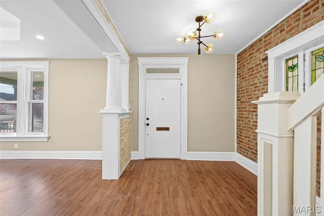 $949,999 | 5849 De Giverville Avenue, St. Louis, MO 63112