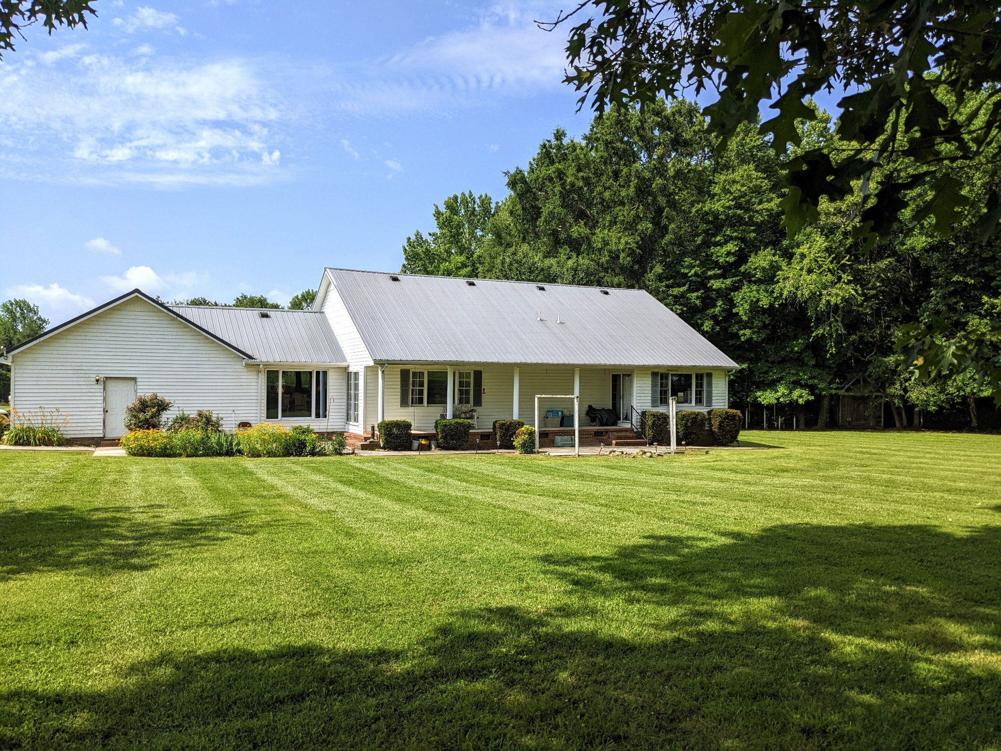 1843 Sainville Road Manchester, TN 37355 - Photo 5 of 32 a front view of a house with a garden