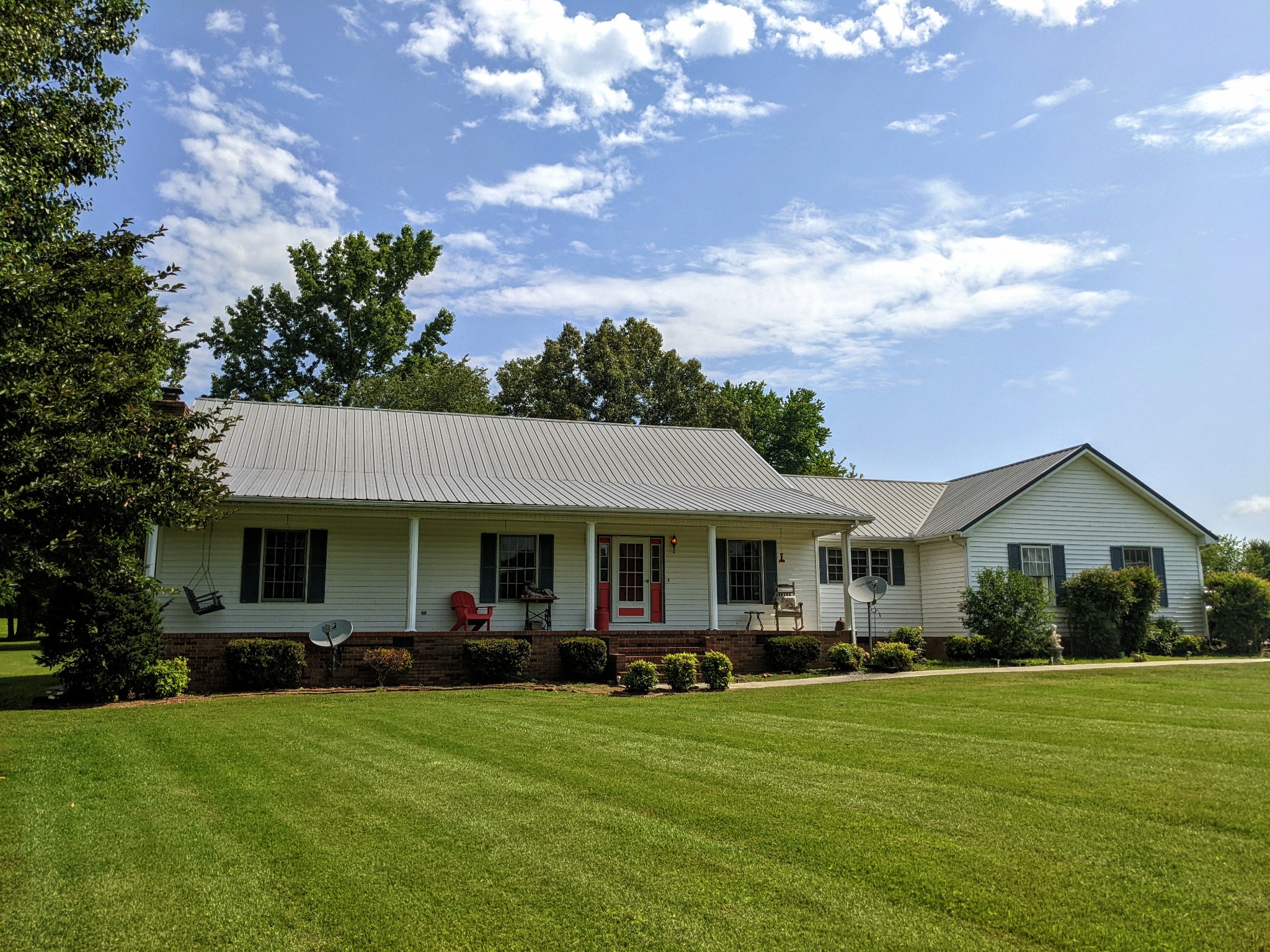 1843 Sainville Road Manchester, TN 37355 - Photo 6 of 32 a front view of a house with a garden