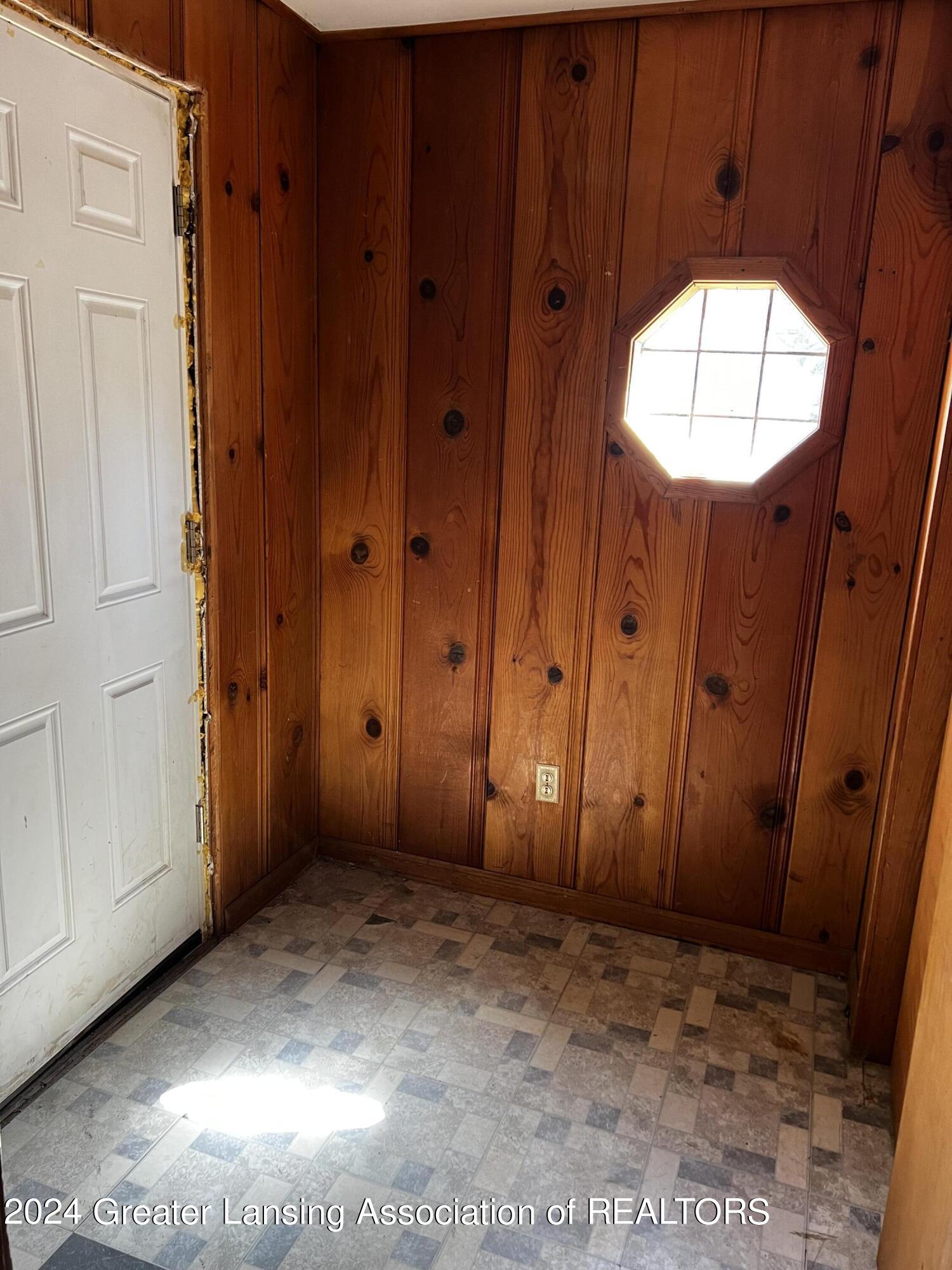 2208 South Rundle Avenue Lansing, MI 48910 - Photo 2 of 14 Rundle entry