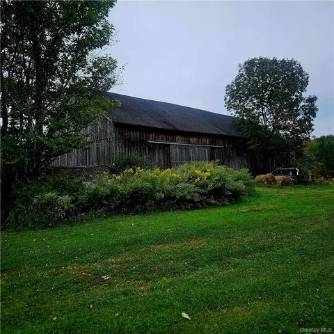 a view of a back yard