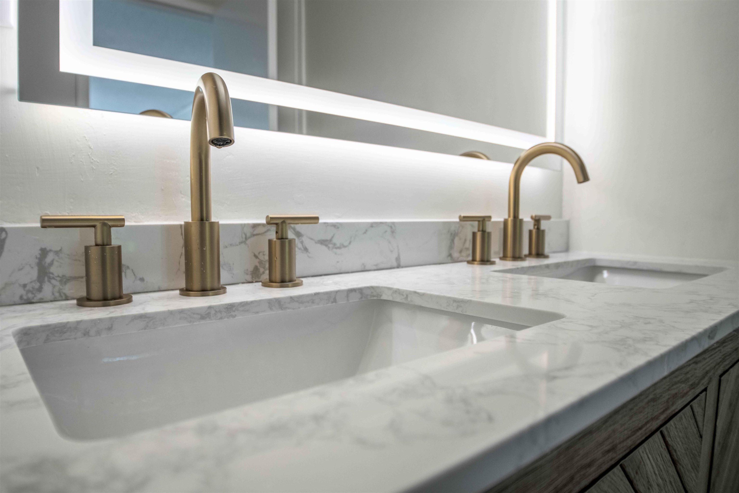 3080 Walnut Grove Road, Unit 306 Memphis, TN 38111 - Photo 15 of 18 Dual undermount sinks set within a white countertop with gray veining