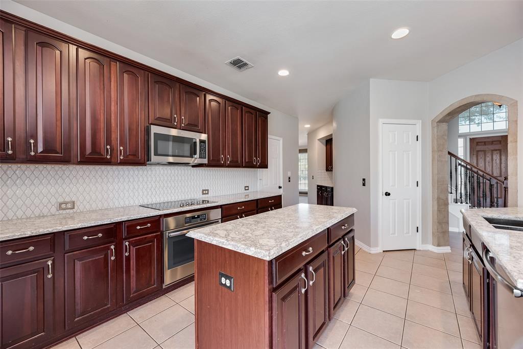 11104 Rogers Road Frisco, TX 75033 - Photo 7 of 40