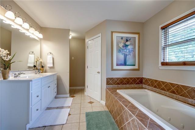 1371 Hunter Road Franklin, TN 37064 - Photo 11 of 19 Master bath with double vanities and soaking tub