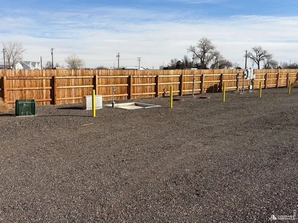 a view of a house with backyard