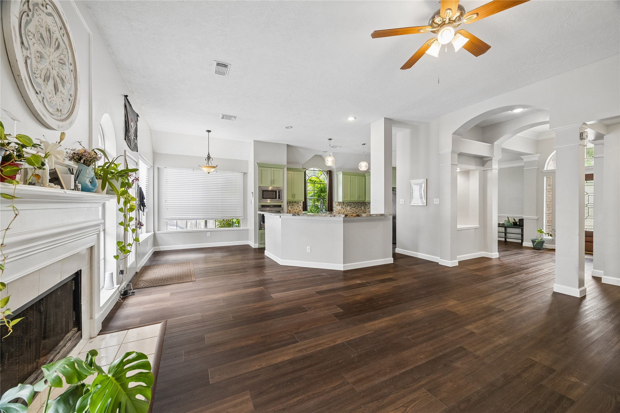 9110 Rhapsody Lane Houston, TX 77040 - Photo 5 of 20 Expansive living area with plenty of natural light!
