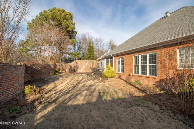 a view of backyard of the house