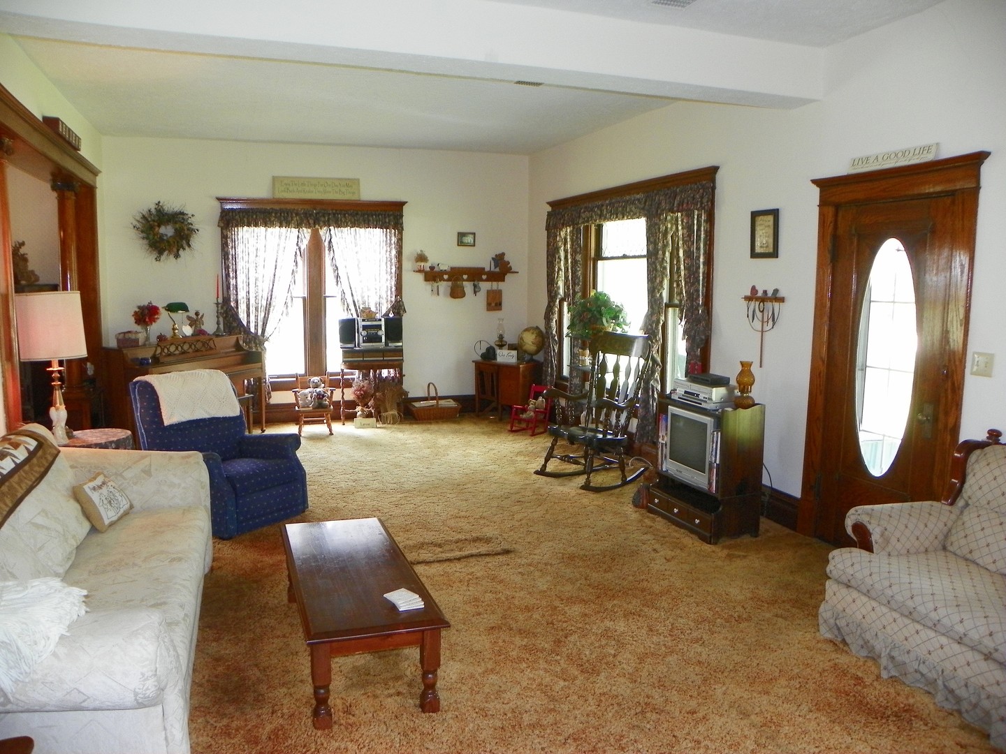 1780 Higgins Road Morris, IL 60450 - Photo 7 of 30 a living room with furniture gym equipment and a large window