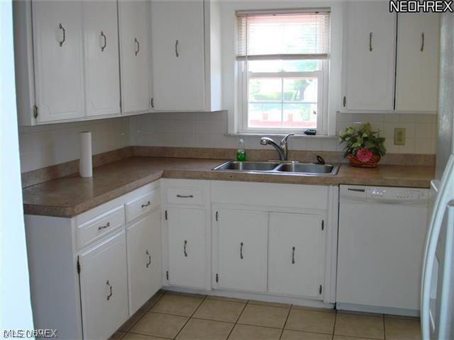 4076 Charlton Road Cleveland, OH 44121 - Photo 4 of 16