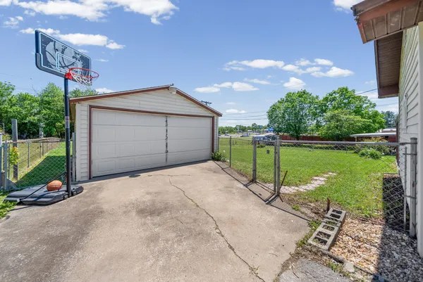 $190,000 | 208 Navaho Trail, Hopkinsville, KY 42240
