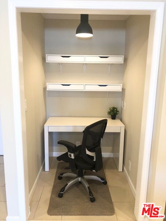 1250 North Kings Road, Unit 506 West Hollywood, CA 90069 - Photo 16 of 22 a workspace with a desk and chair