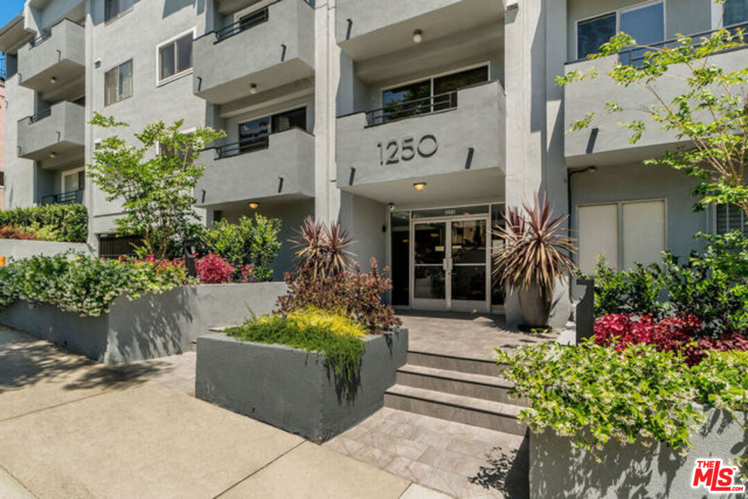 1250 North Kings Road, Unit 506 West Hollywood, CA 90069 - Photo 17 of 22 front view of a house