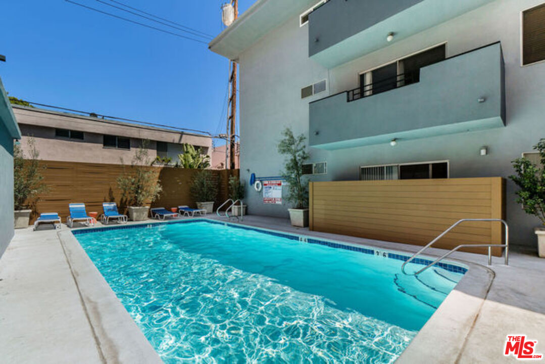 1250 North Kings Road, Unit 506 West Hollywood, CA 90069 - Photo 20 of 22 a front view of a house with a yard