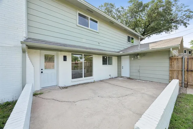 a view of a backyard