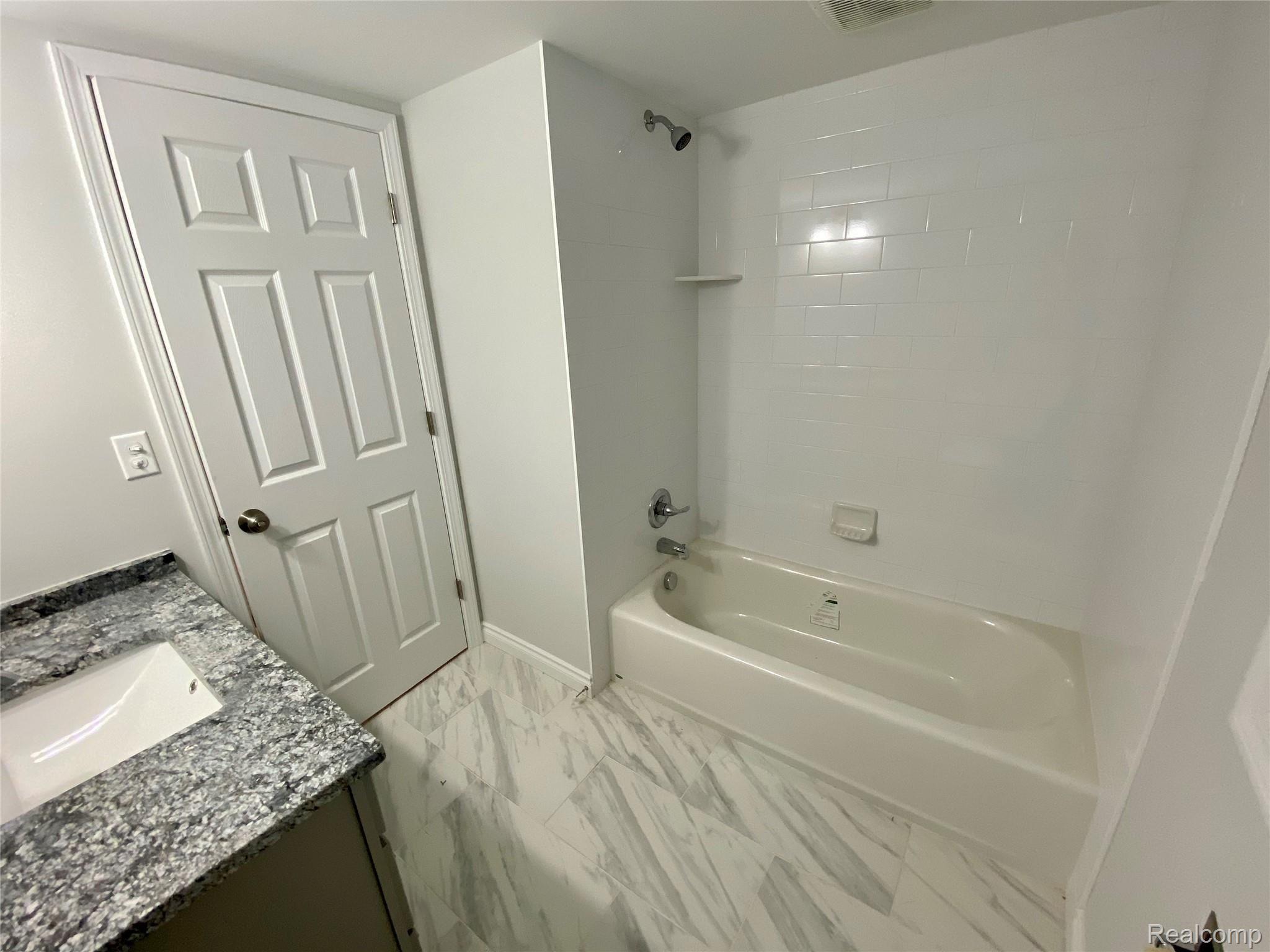 1175 Merry Road Waterford, MI 48328 - Photo 20 of 53 63E242A8-D9D8-40FC-A173-F6B7EF837348.jpeg