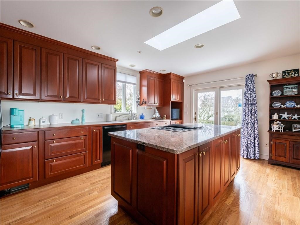 132 Memorial Boulevard Newport, RI 02840 - Photo 12 of 17