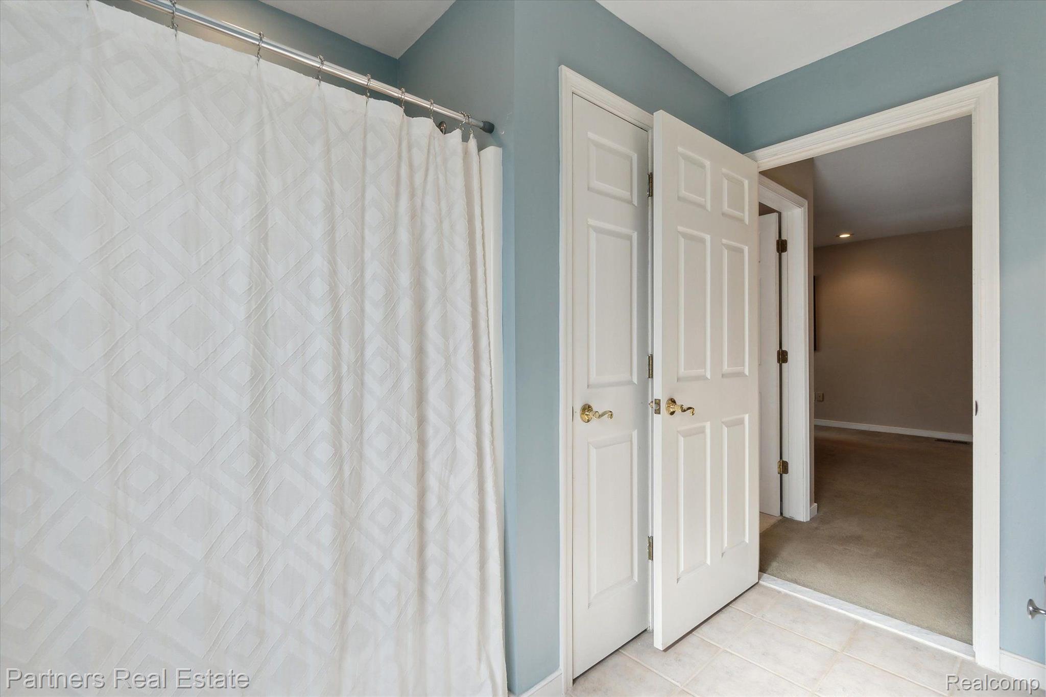 8791 Riverside Drive Brighton, MI 48116 - Photo 37 of 66 Main Bath