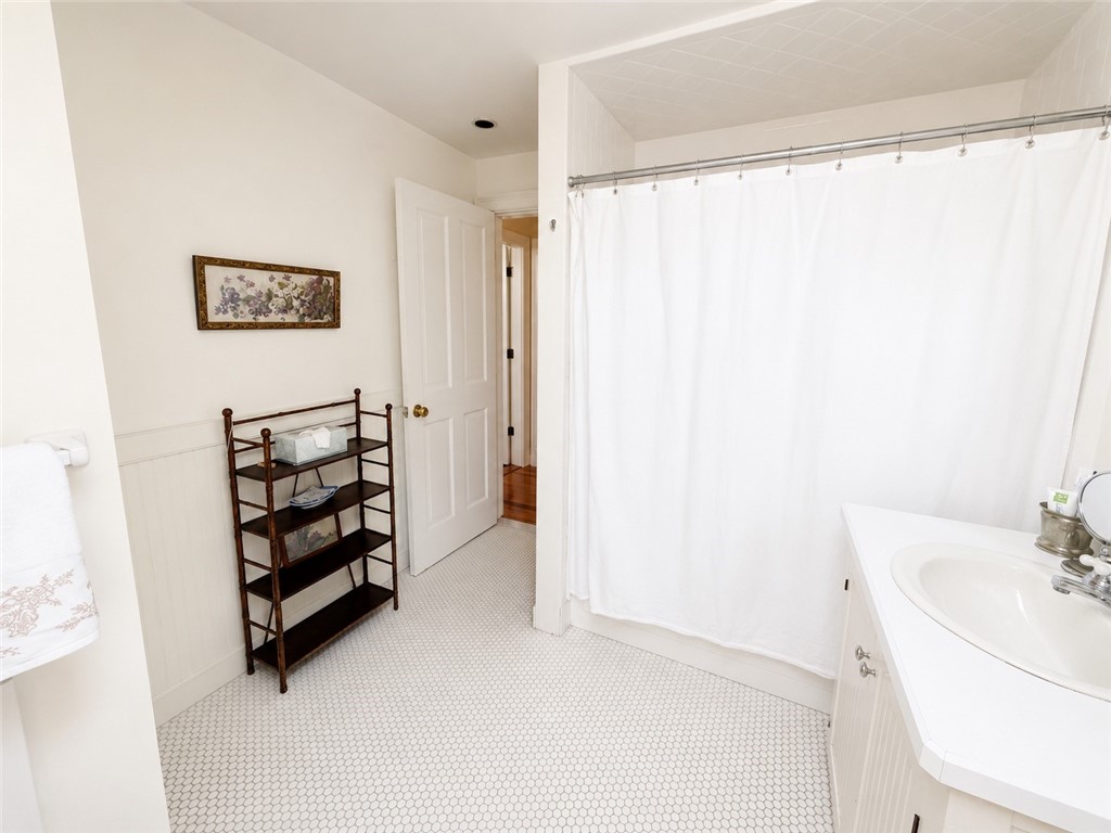 41 Calvert Place Jamestown, RI 02835 - Photo 11 of 23