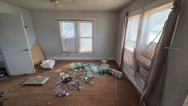 a view of entryway with window