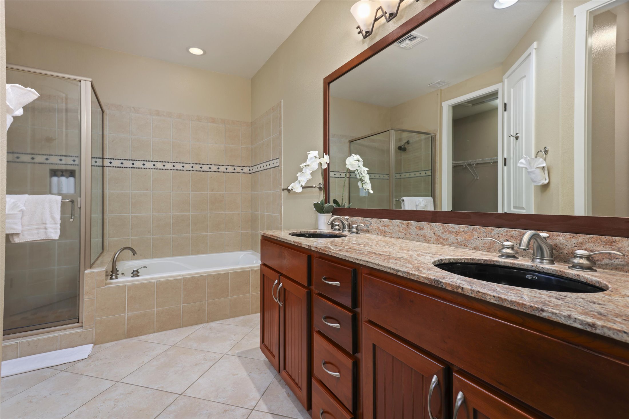 68-1122 Na Ala Hele Road, Unit G3 Kamuela, HI 96743 - Photo 21 of 30 a spacious bathroom with a tub sink and mirror