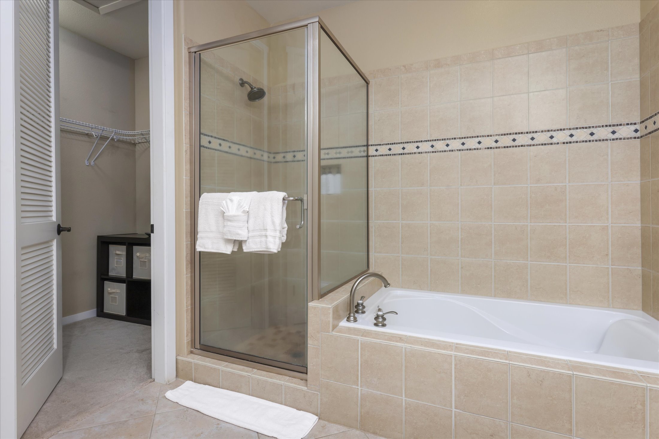 68-1122 Na Ala Hele Road, Unit G3 Kamuela, HI 96743 - Photo 22 of 30 a bathroom with a shower and a bath tub