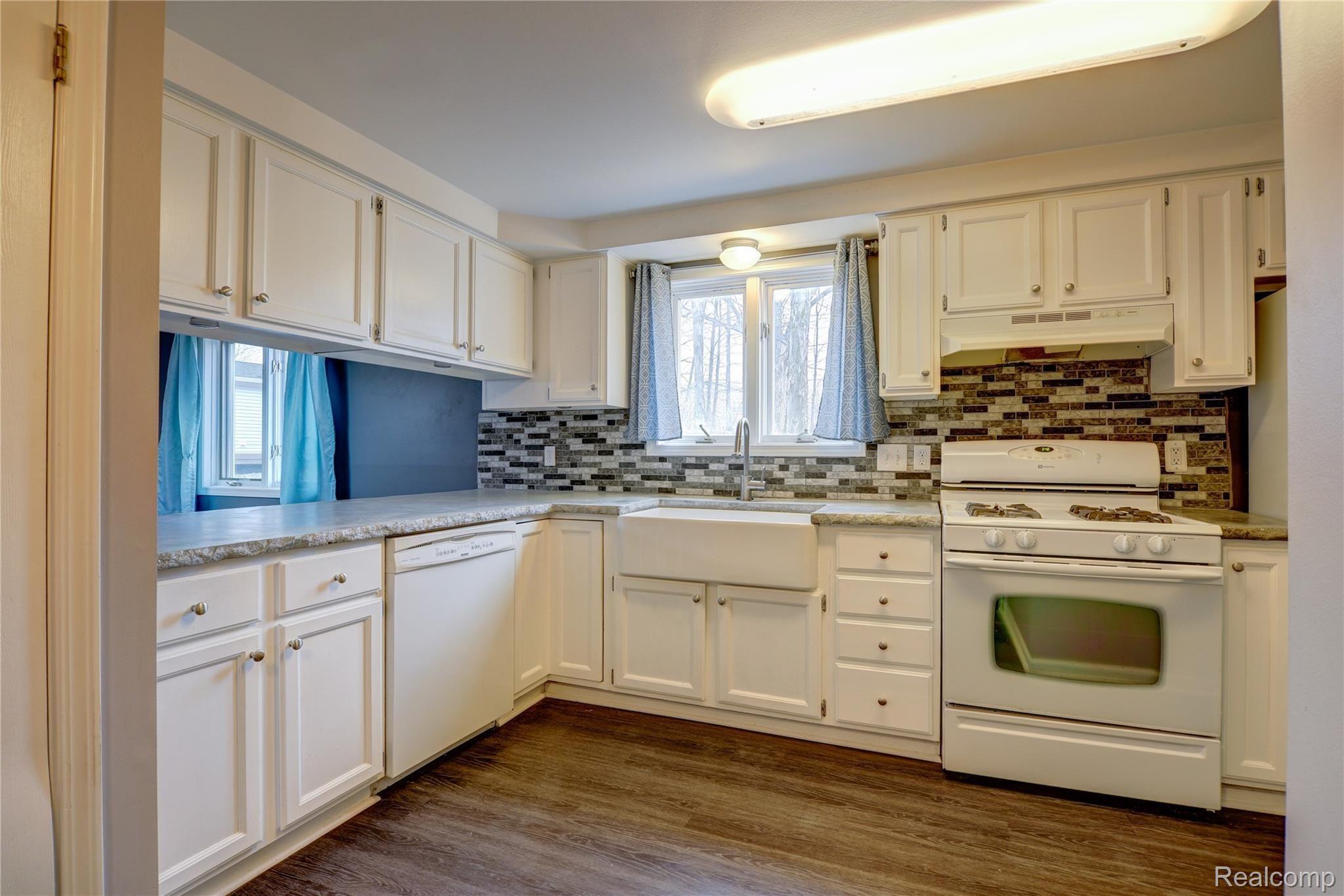 8075 Fenton Road Grand Blanc, MI 48439 - Photo 5 of 19 Interior 11.jpg