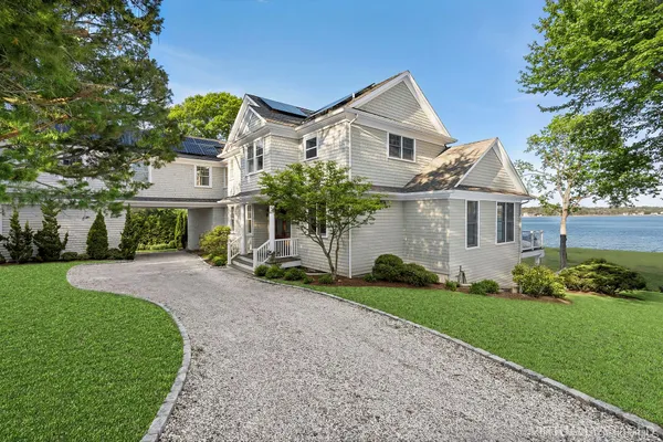 $3,990,000 | 11 Bayview Drive, Hampton Bays, NY 11946