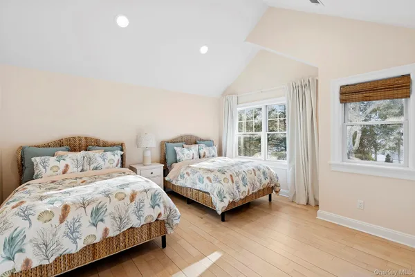 $3,990,000 | 11 Bayview Drive, Hampton Bays, NY 11946