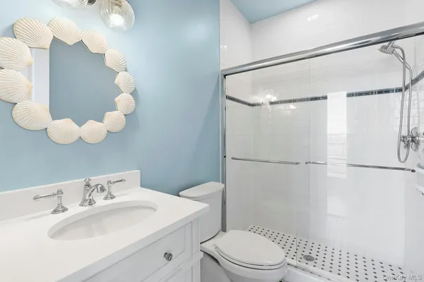 $3,990,000 | 11 Bayview Drive, Hampton Bays, NY 11946