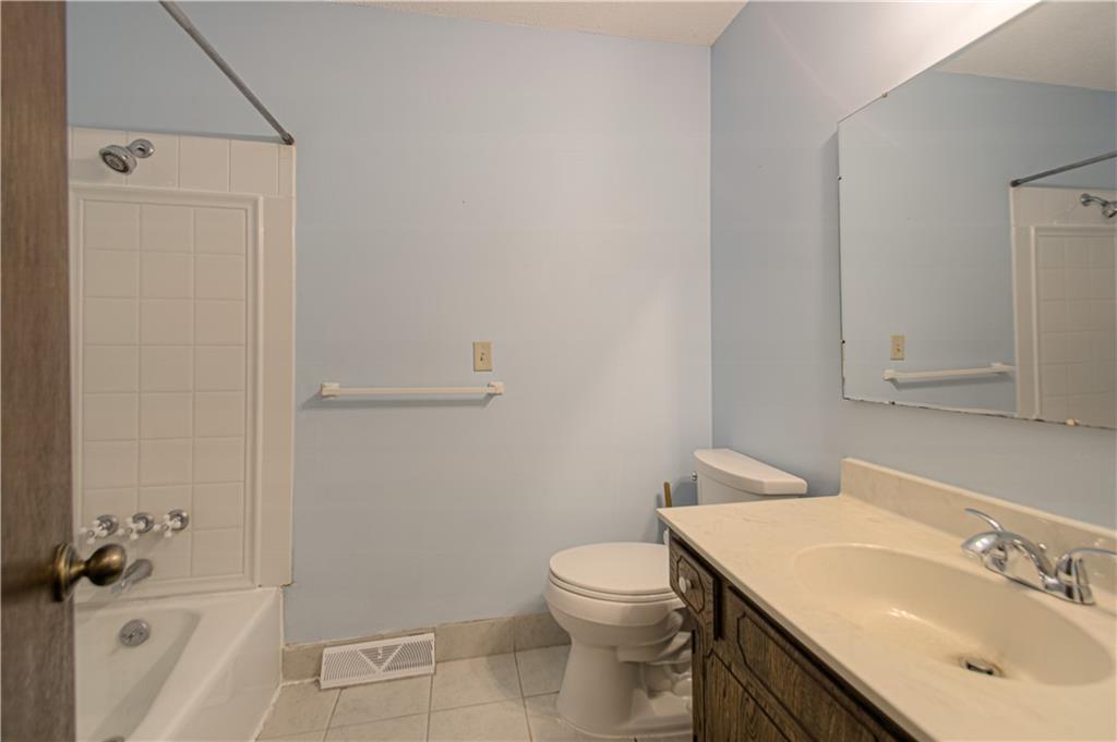 16307 Spring Valley Road Belton, MO 64012 - Photo 17 of 29