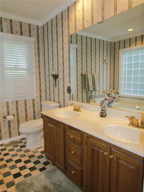 1612 Penny Road High Point, NC 27265 - Photo 27 of 46 Primary Ensuite Bath