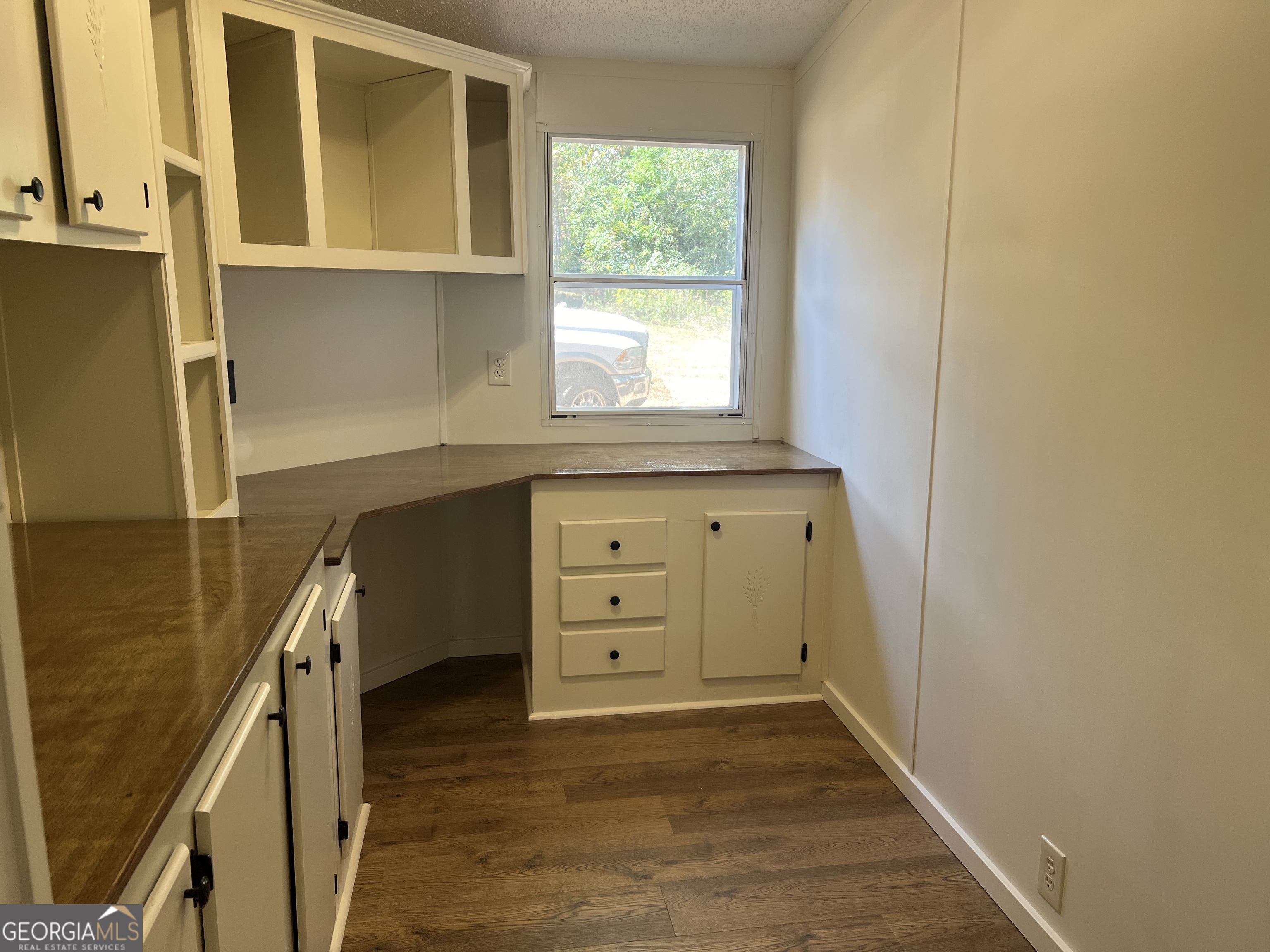 178 Edna Circle Thomaston, GA 30286 - Photo 17 of 31 a view of a kitchen with a sink