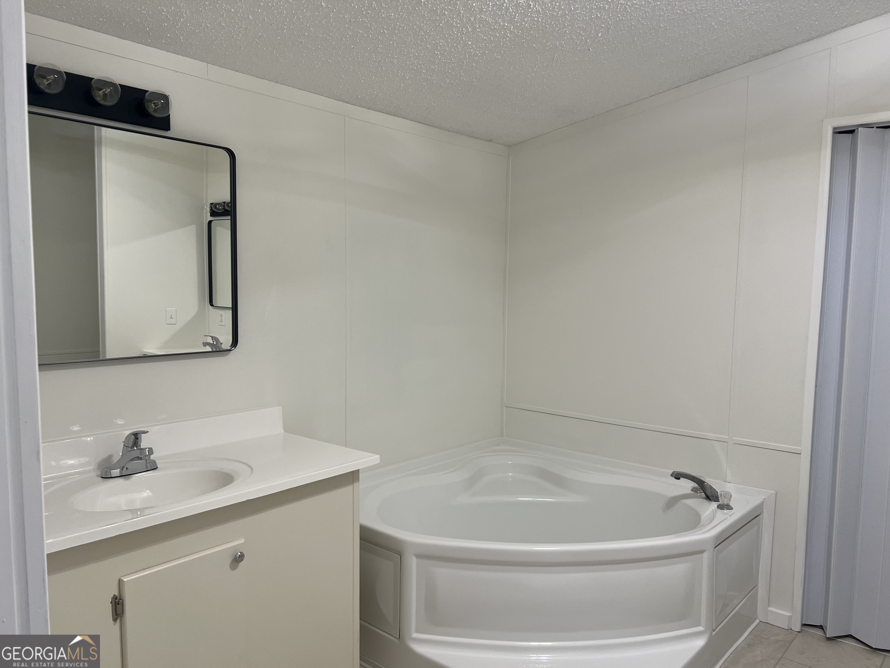 178 Edna Circle Thomaston, GA 30286 - Photo 27 of 31 a bathroom with a bathtub and a sink