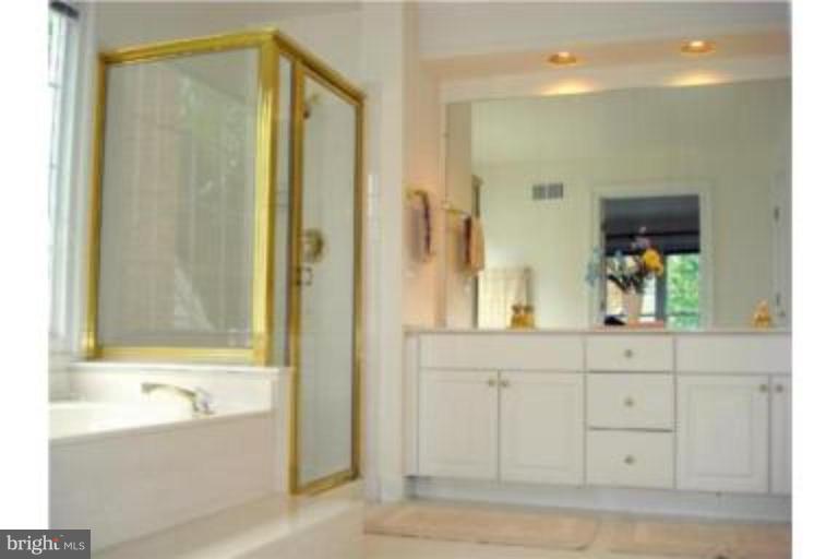 2707 Courthouse Oaks Road Vienna, VA 22181 - Photo 16 of 23 Master Bath