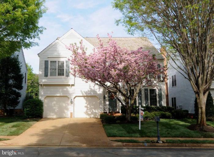 2707 Courthouse Oaks Road Vienna, VA 22181 - Photo 23 of 23 front view