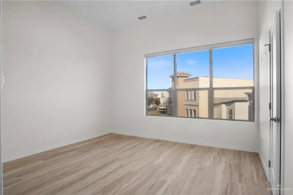 $2,300 | 6821 North 5th Street, McAllen, TX 78504