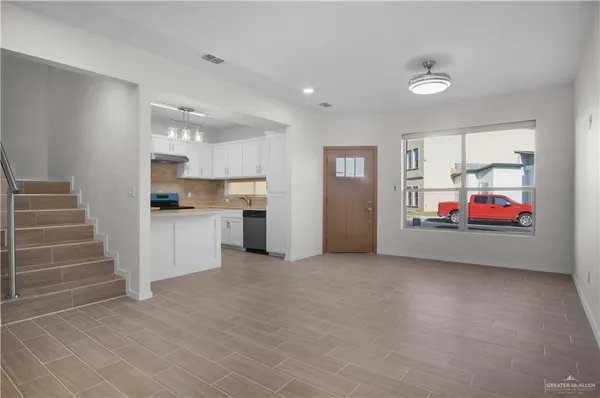 $2,300 | 6821 North 5th Street, McAllen, TX 78504