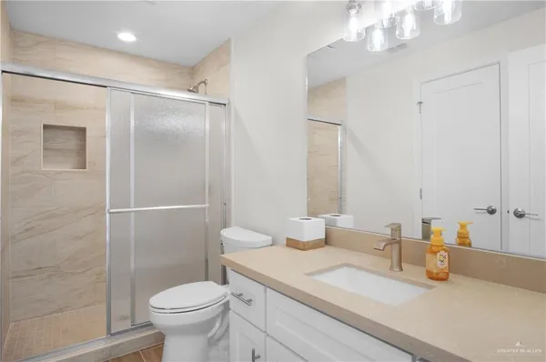 $2,300 | 6821 North 5th Street, McAllen, TX 78504