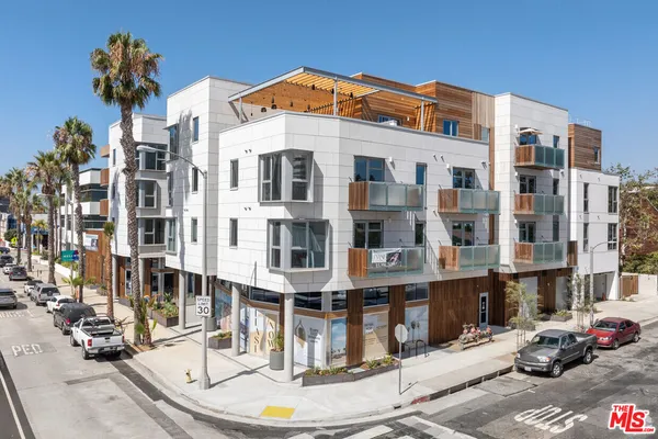 $3,410 | 3223 Wilshire Boulevard, Unit 103, Santa Monica, CA 90403