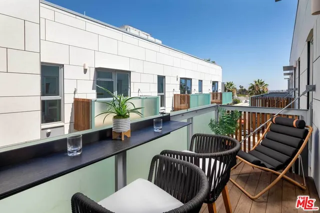 $3,410 | 3223 Wilshire Boulevard, Unit 103, Santa Monica, CA 90403