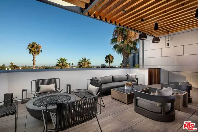 $3,410 | 3223 Wilshire Boulevard, Unit 103, Santa Monica, CA 90403