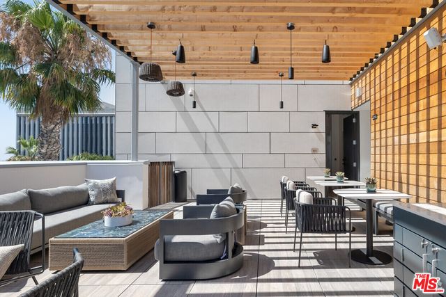 $3,410 | 3223 Wilshire Boulevard, Unit 103, Santa Monica, CA 90403