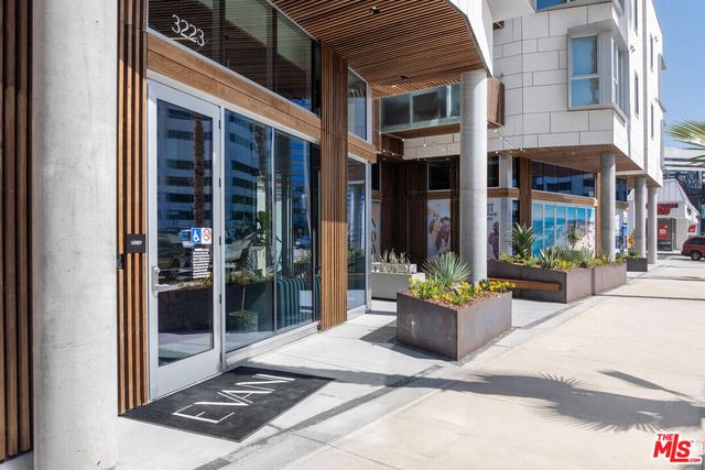 $3,410 | 3223 Wilshire Boulevard, Unit 103, Santa Monica, CA 90403